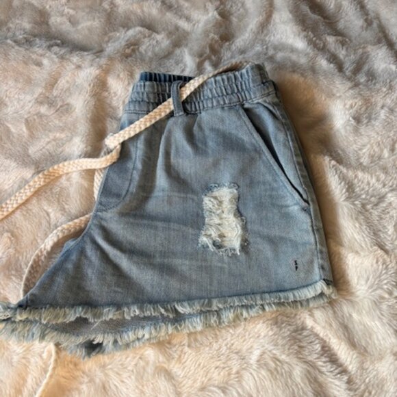 Aerie Blue Distressed Fringe Hem Mid-Rise Belted Denim Shorts Ladies Size S NWT - Picture 9 of 11